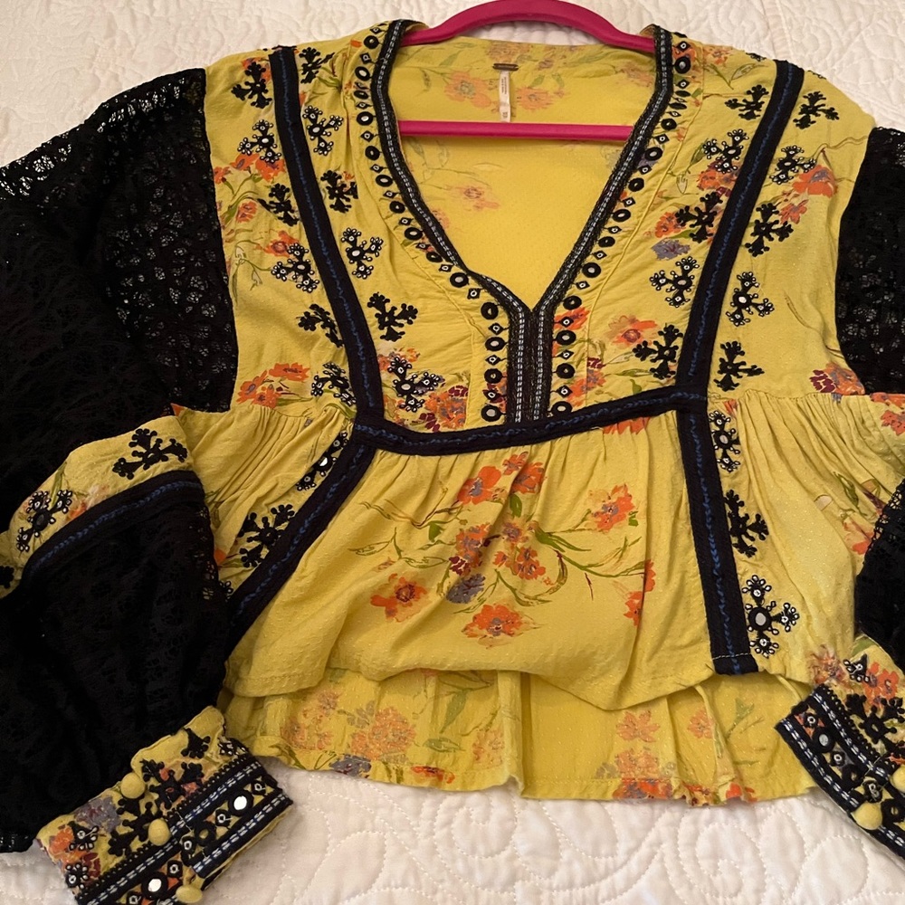 Beautiful free people pull sleeve top in great used condition no rip or tears